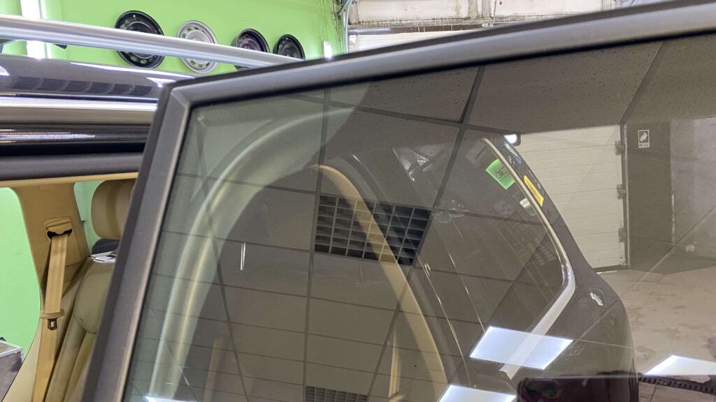 Зняти плівку із бокового скла