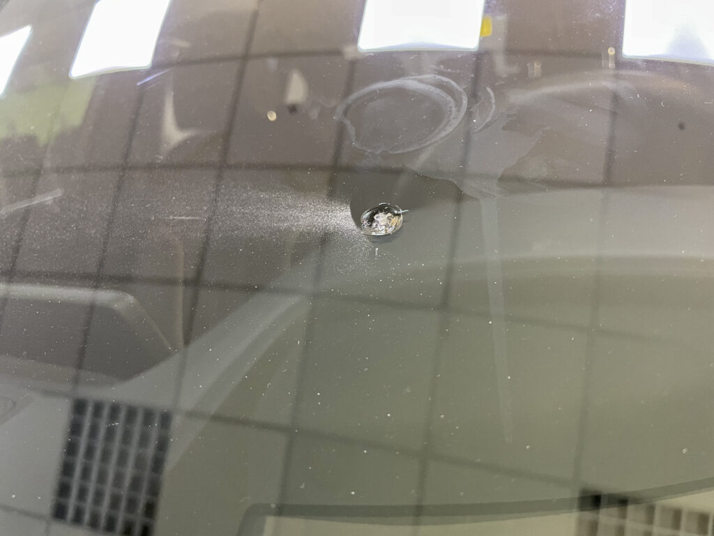 Скол на склі перед початком ремонту