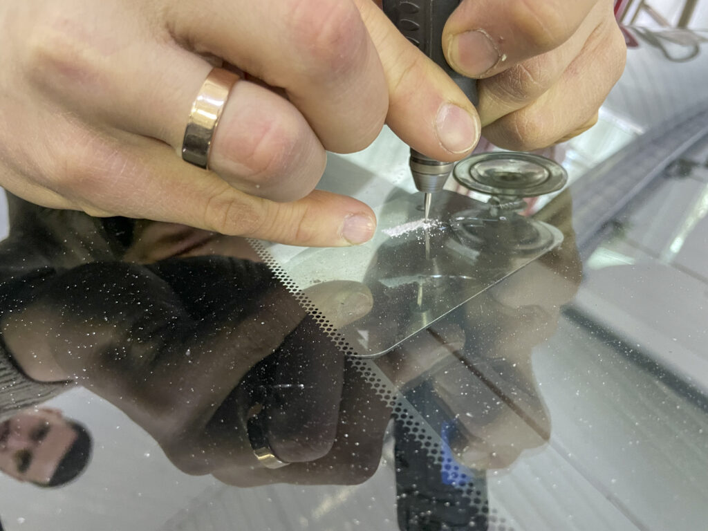 Свердління тріщини на лобовому склі