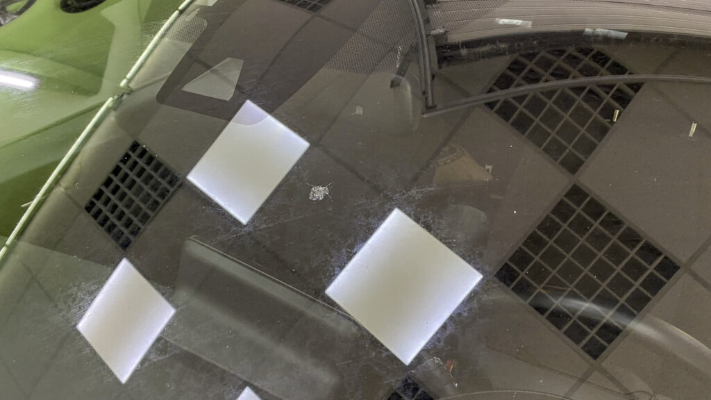 Скол на склі