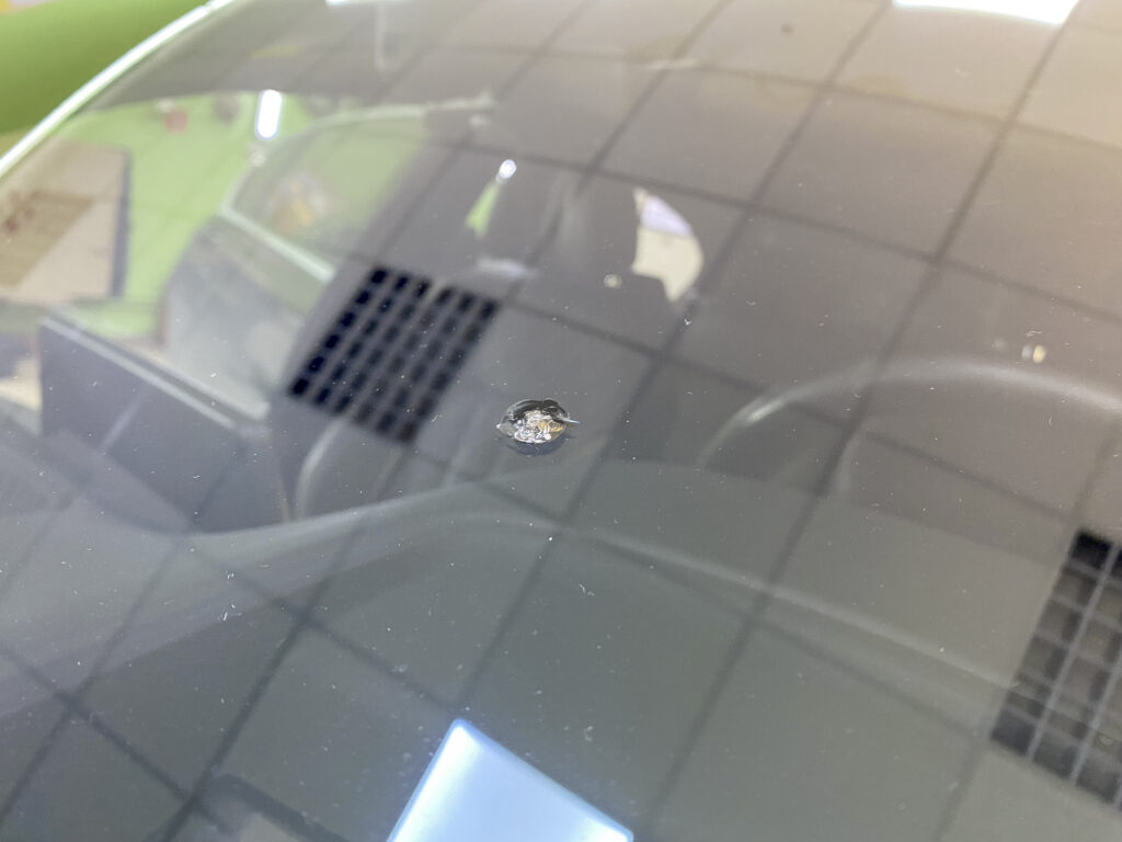 Круглий скол на лобовому