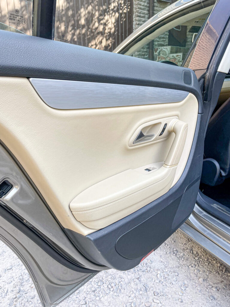 Портфоліо: хімчистка дверної карти автомобіля